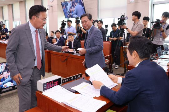 19일 국회 법제사법위원회에서 열린 '윤석열 대통령 탄핵소추안 발의 요청' 국민동의 청원 청문회. 정청래 위원장이 청문회 진행 방식과 관련해 국민의힘 간사인 유상범 의원(왼쪽), 더불어민주당 간사인 김승원 의원(가운데)과 대화하고 있다.<연합뉴스>